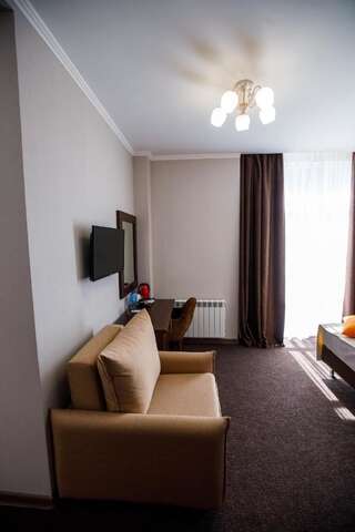 Отель Отель Migal Сочи Двухместный номер Делюкс с 1 кроватью или 2 отдельными кроватями и балконом-5